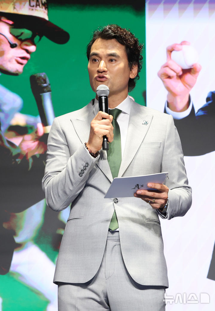 [서울=뉴시스] 이영환 기자 = 박찬호 팀61 대표가 27일 서울 강남구 웨스틴 서울 파르나스 아틀라스홀에서 열린 팀61(Team61)-애슬레틱스(A's) 전략적 파트너십 프레스 컨퍼런스에서 프레젠테이션을 하고 있다. 2026.07.27. 20hwan@newsis.com