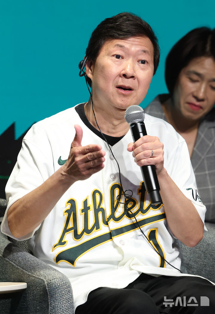[서울=뉴시스] 이영환 기자 = 배우 켄 정이 27일 서울 강남구 웨스틴 서울 파르나스 아틀라스홀에서 열린 팀61(Team61)-애슬레틱스(A's) 전략적 파트너십 프레스 컨퍼런스에서 인사말을 하고 있다. 2026.07.27. 20hwan@newsis.com