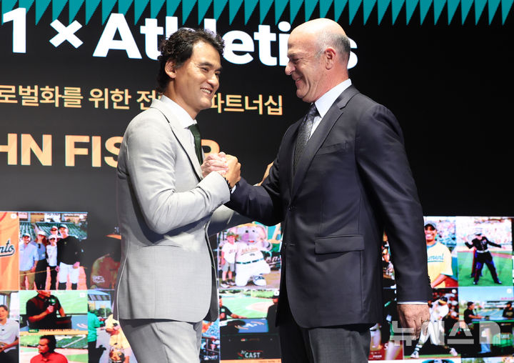 [서울=뉴시스] 이영환 기자 = 박찬호 팀61 대표가 27일 서울 강남구 웨스틴 서울 파르나스 아틀라스홀에서 열린 팀61(Team61)-애슬레틱스(A's) 전략적 파트너십 프레스 컨퍼런스에서 존 피셔 A's 구단주와 인사를 나누고 있다. 2026.07.27. 20hwan@newsis.com