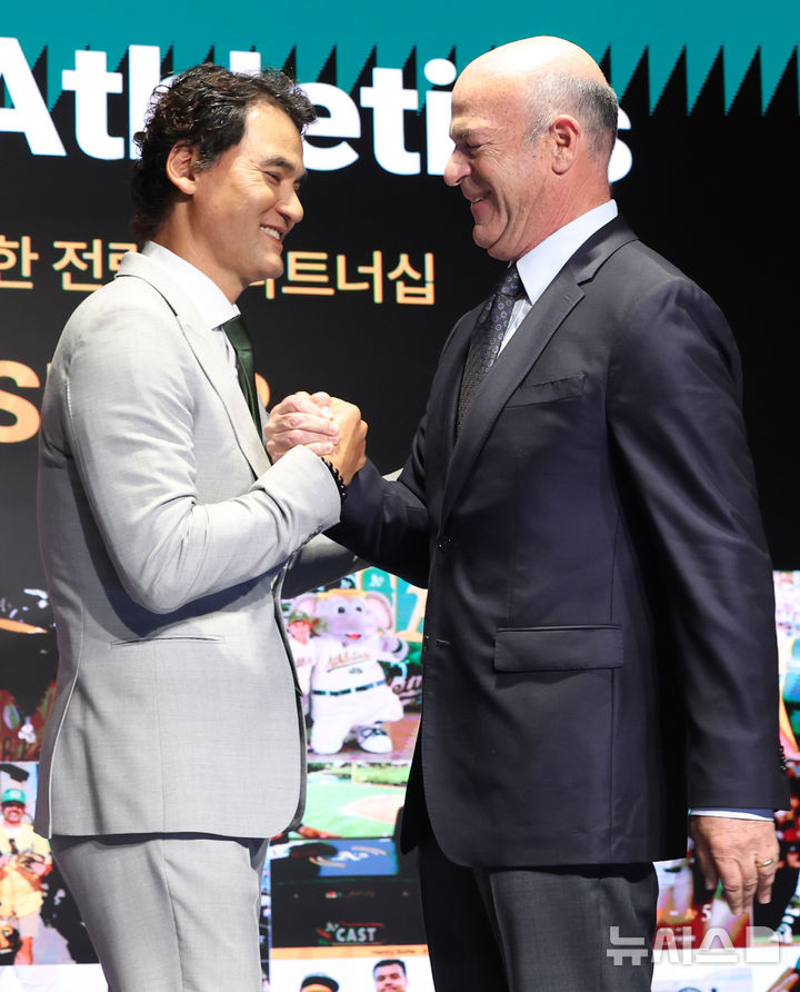 [서울=뉴시스] 이영환 기자 = 박찬호 팀61 대표가 27일 서울 강남구 웨스틴 서울 파르나스 아틀라스홀에서 열린 팀61(Team61)-애슬레틱스(A's) 전략적 파트너십 프레스 컨퍼런스에서 존 피셔 A's 구단주와 인사를 나누고 있다. 2026.07.27. 20hwan@newsis.com