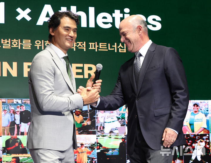 [서울=뉴시스] 이영환 기자 = 박찬호 팀61 대표가 27일 서울 강남구 웨스틴 서울 파르나스 아틀라스홀에서 열린 팀61(Team61)-애슬레틱스(A's) 전략적 파트너십 프레스 컨퍼런스에서 존 피셔 A's 구단주와 인사를 나누고 있다. 2026.07.27. 20hwan@newsis.com