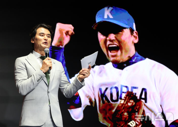 [서울=뉴시스] 이영환 기자 = 박찬호 팀61 대표가 27일 서울 강남구 웨스틴 서울 파르나스 아틀라스홀에서 열린 팀61(Team61)-애슬레틱스(A's) 전략적 파트너십 프레스 컨퍼런스에서 프레젠테이션을 하고 있다. 2026.07.27. 20hwan@newsis.com
