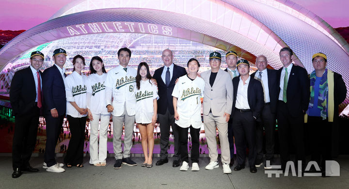[서울=뉴시스] 이영환 기자 = 박찬호 팀61 대표, 존 피셔 A's 구단주, 배우 켄 정, 마크 바데인 A's CEO 등이 27일 서울 강남구 웨스틴 서울 파르나스 아틀라스홀에서 열린 팀61(Team61)-애슬레틱스(A's) 전략적 파트너십 프레스 컨퍼런스에서 기념촬영을 하고 있다. 2026.07.27. 20hwan@newsis.com