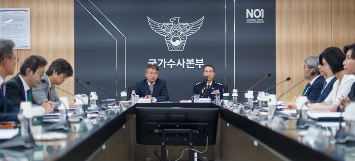 [서울=뉴시스] 유재성(오른쪽) 경찰청장 직무대행이 27일 서울 서대문구 경찰청 국가수사본부에서 열린 '경찰 수사 신뢰 제고를 위한 쇄신 태스크포스(TF)'에 참석해 김남준 TF 위원장의 발언을 듣고 있다. (사진=경찰청 제공) 2026.07.27. photo@newsis.com *재판매 및 DB 금지