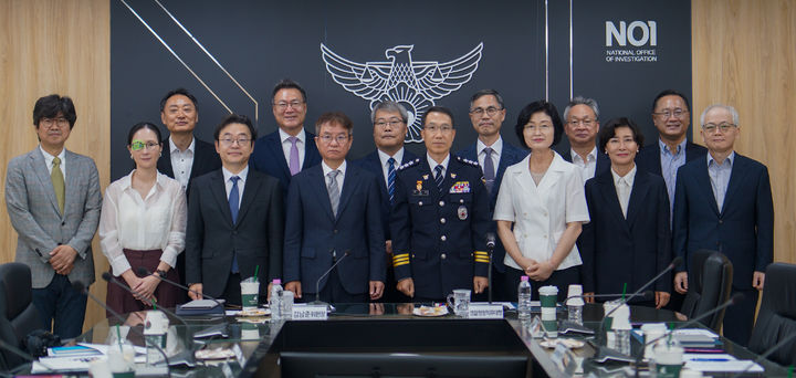 [서울=뉴시스] 유재성 경찰청장 직무대행이 27일 서울 서대문구 경찰청 국가수사본부에서 열린 '경찰 수사 신뢰 제고를 위한 쇄신 태스크포스(TF)'에 참석해 김남준 TF 위원장 등 참석자들과 기념촬영 하고 있다. (사진=경찰청 제공) 2026.07.27. photo@newsis.com *재판매 및 DB 금지