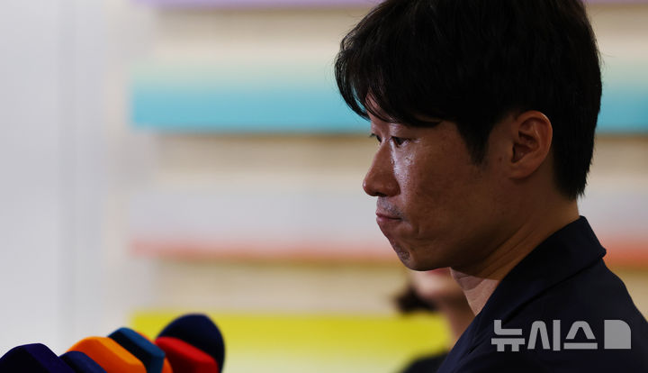 [서울=뉴시스] 전신 기자 = 박지성 K축구 혁신위원회 공동위원장이 27일 서울 종로구 국립현대미술관 회의실에서 열린 'K축구 혁신위원회 4차 회의'를 마친 뒤 취재진 질문을 듣고 있다. 2026.07.27. photo1006@newsis.com