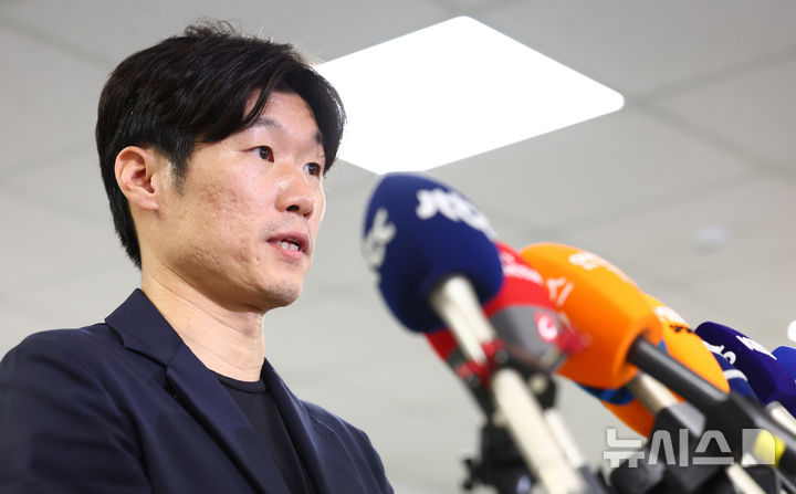 [서울=뉴시스] 전신 기자 = 박지성 K축구 혁신위원회 공동위원장이 27일 서울 종로구 국립현대미술관 회의실에서 열린 'K축구 혁신위원회 4차 회의'를 마친 뒤 취재진 질문에 답변하고 있다. 2026.07.27. photo1006@newsis.com