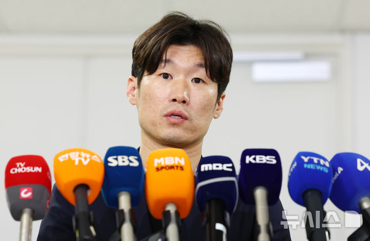[서울=뉴시스] 전신 기자 = 박지성 K축구 혁신위원회 공동위원장이 27일 서울 종로구 국립현대미술관 회의실에서 열린 'K축구 혁신위원회 4차 회의'를 마친 뒤 브리핑을 하고 있다. 2026.07.27. photo1006@newsis.com