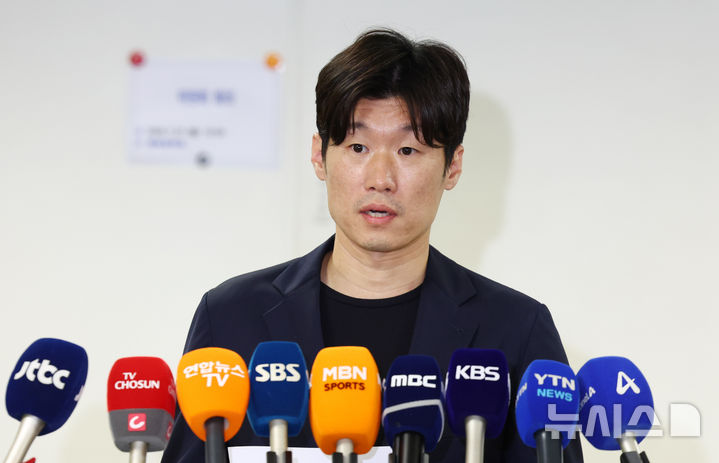 [서울=뉴시스] 전신 기자 = 박지성 K축구 혁신위원회 공동위원장이 27일 서울 종로구 국립현대미술관 회의실에서 열린 'K축구 혁신위원회 4차 회의'를 마친 뒤 브리핑을 하고 있다. 2026.07.27. photo1006@newsis.com