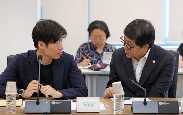 [서울=뉴시스] 최휘영 문화체육관광부 장관과 박지성 K-축구 혁신위원회 공동위원장이 27일 서울 종로구 국립현대미술관 서울관에서 열린 K-축구 혁신위원회 4차 회의에서 대화하고 있다. (사진=문화체육관광부 제공) 2026.07.27. photo@newsis.com *재판매 및 DB 금지