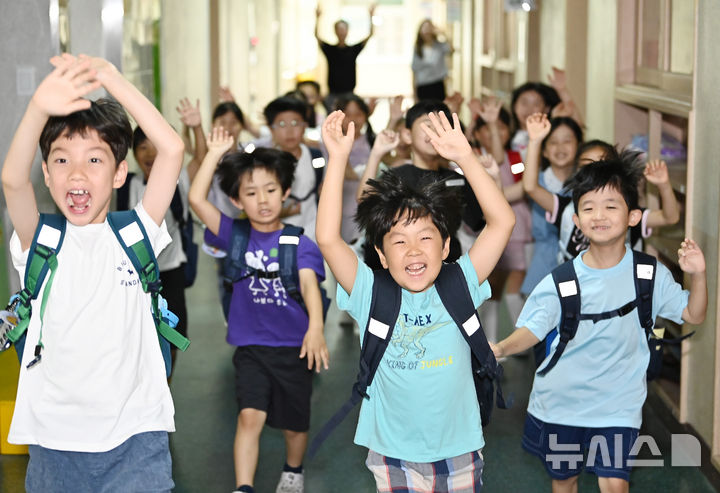 [수원=뉴시스] 김종택 기자 = 여름방학식이 열린 27일 경기 수원시 장안구 효천초등학교에서 1학년1반 학생들이 하교하고 있다. 2026.07.27. jtk@newsis.com