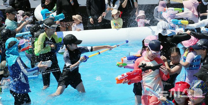  [부산=뉴시스] 하경민 기자 = '제4회 유엔남구 물놀이축제'가 열린 27일 부산 남구 용호별빛공원에서 어린이들이 물총싸움을 하고 있다. 기사 내용과 관련 없는 사진. 2026.07.27. yulnetphoto@newsis.com