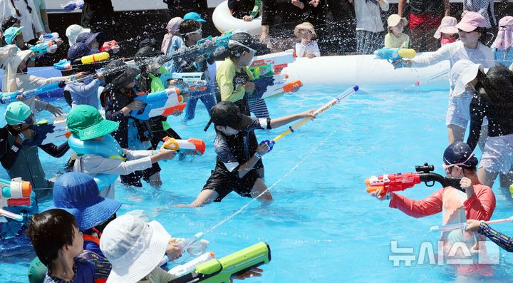  [부산=뉴시스] 하경민 기자 = '제4회 유엔남구 물놀이축제'가 열린 27일 부산 남구 용호별빛공원에서 어린이들이 물총싸움을 하고 있다.&nbsp; 내달 3일까지 열리는 이번 행사에서는 풀장 10개와 에어슬라이드 7개, 워터클라이밍, 페달보트 등이 마련되고, 물총싸움과 버블파티도 펼쳐진다. 2026.07.27. yulnetphoto@newsis.com