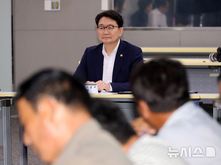 [세종=뉴시스] 배훈식 기자 = 김종구 농림축산식품부 차관이 27일 오후 세종시 정부세종청사에서 공동영농 확산 추진 협의체 1차 회의를 하고 있다. 2026.07.27. dahora83@newsis.com