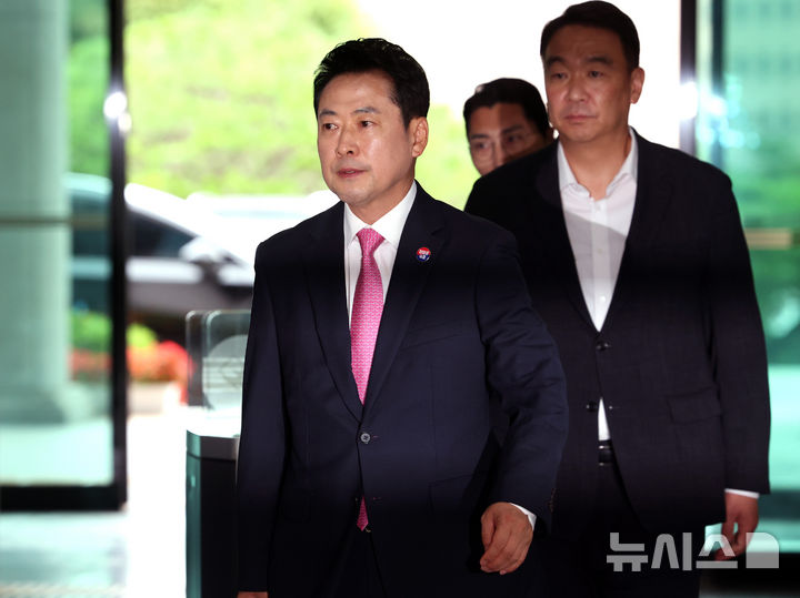 [과천=뉴시스] 이영환 기자 = 장동혁 국민의힘 대표가 27일 오후 경기 과천시 중앙선거관리위원회에서 열린 선거소청 심리에 출석하고 있다. 2026.07.27. 20hwan@newsis.com