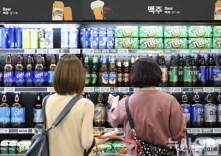 [서울=뉴시스] 김명년 기자 = 사진은 이날 서울 시내 한 대형마트 주류매대 모습. 2026.07.27. kmn@newsis.com