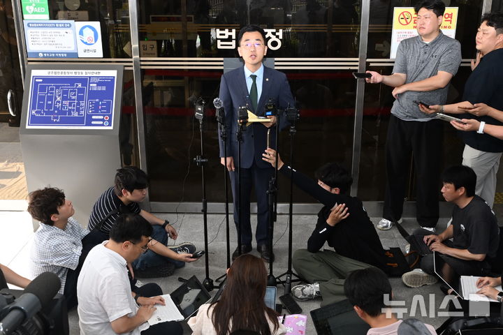 [전남광주=뉴시스] 이영주 기자 = '장윤기 사건' 유가족의 법률대리인을 맡고 있는 김문석 법무법인 동행파트너스 변호사가 27일 전남광주 동구 광주지법에서 사건 3차 공판과 관련한 질의응답을 하고 있다. 2026.07.27. leeyj2578@newsis.com