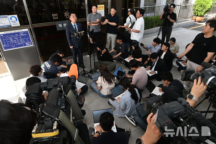 [전남광주=뉴시스] 이영주 기자 = '장윤기 사건' 유가족의 법률대리인을 맡고 있는 김문석 법무법인 동행파트너스 변호사가 27일 전남광주 동구 광주지법에서 사건 3차 공판과 관련한 질의응답을 하고 있다. 2026.07.27. leeyj2578@newsis.com