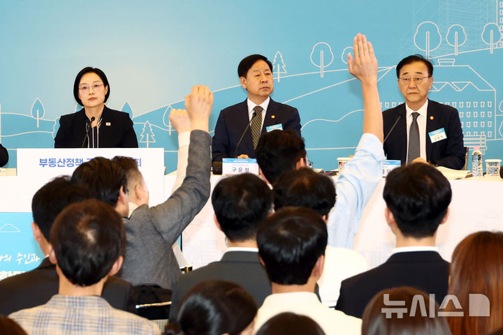[서울=뉴시스] 고승민 기자 = 한성숙 국무총리와 구윤철 부총리 겸 재정경제부 장관, 김윤덕 국토교통부 장관이 27일 서울 대한상공회의소에서 열린 부동산정책 국민 대토론회에서 참석자들의 질문을 받고 있다. 2026.07.27. kkssmm99@newsis.com