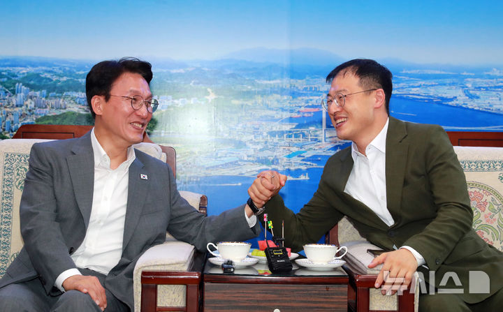 [울산=뉴시스] 배병수 기자 = 김민석 더불어민주당 당 대표 후보가 27일 울산시청을 방문해 김상욱 시장과 환담을 나누고 있다. 2026.07.27. bbs@newsis.com.
