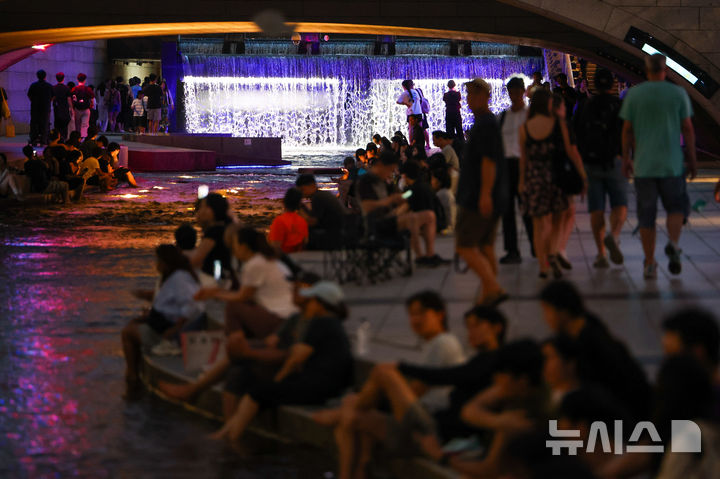 [서울=뉴시스] 김명년 기자 = 열대야가 이어진 27일 오후 서울 중구 청계천에서 시민들이 더위를 식히고 있다. 2026.07.27. kmn@newsis.com
