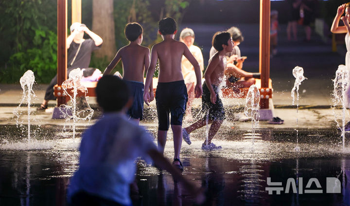[서울=뉴시스] 김명년 기자 = 열대야가 이어진 27일 오후 서울 중구 종로구 광화문광장 분수대에서 아이들이 물놀이를 하며 더위를 식히고 있다. 2026.07.27. kmn@newsis.com
