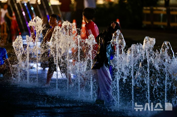 [서울=뉴시스] 김명년 기자 = 열대야가 이어진 27일 오후 서울 중구 종로구 광화문광장 분수대에서 아이들이 물놀이를 하며 더위를 식히고 있다. 2026.07.27. kmn@newsis.com