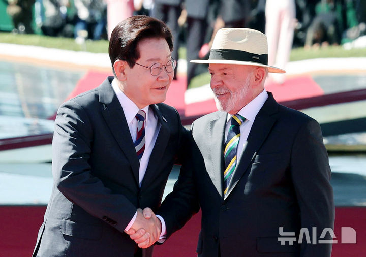 [브라질리아=뉴시스] 김진아 기자 = 브라질을 국빈 방문한 이재명 대통령이 27일(현지 시간) 브라질 브라질리아 대통령관저 앞 광장에서 열린 공식 환영식에서 루이스 이나시우 룰라 다 시우바 브라질 대통령과 악수를 하고 있다. 2026.07.27. bluesoda@newsis.com