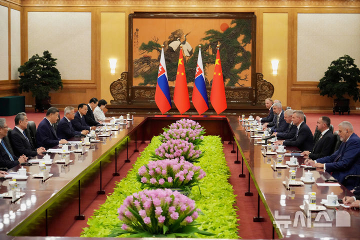 [베이징=AP/뉴시스] 시진핑(왼쪽 세 번째) 중국 국가주석이 28일(현지 시간) 중국 베이징 인민대회당에서 페테르 펠레그리니 슬로바키아 대통령과 회담하고 있다. 2026.07.28.