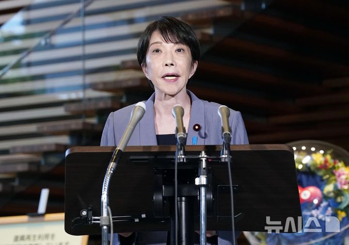 [도쿄=AP/뉴시스] 29일 일본 니혼게이자이신문에 따르면 이번 지진은 2025년 10월 다카이치 내각 출범 이후 처음 발생한 대형 재난으로, 다카이치 총리는 지진 직후 아카마 지로 방재담당상을 총리관저로 소집해 대응을 직접 지휘했다. 다카이치 사나에 일본 총리가 28일 도쿄에서 구마모토현 지진과 관련해 기자회견하고 있다. 2026.07.28.