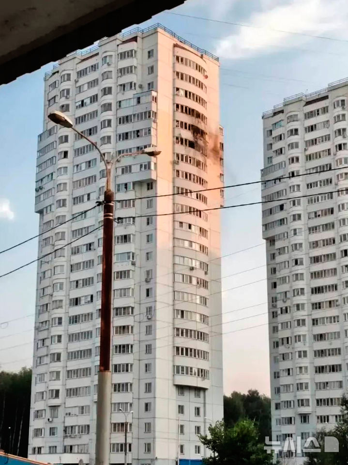 [모스크바=AP/뉴시스] 지난달 28일(현지 시간) 러시아 모스크바주 체호프에서 우크라이나의 드론 공격으로 고층 건물이 손상된 것이 보이고 있다. 2026.08.04.