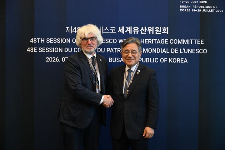 [부산=뉴시스] 27일 부산 벡스코에서 열리는 제 48차 유네스코 세계유산위원회에 참석한 팀 배드먼 국제자연보전연맹(IUCN) 세계유산 사무국장이 허민 국가유산청과 만나 악수하고 있다. (사진=국가유산청 제공) 2026.07.28. photo@newsis.com *재판매 및 DB 금지