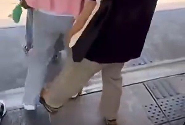 [서울=뉴시스] 일본의 한 지하철 승강장에서 행인의 발을 고의로 걸어 넘어뜨리려는 남성의 모습이 담긴 영상이 확산하며 논란이 일고 있다. (사진=엑스(X·옛 트위터) 계정 '浪人の街角通信(@LunWaifu089089)' 캡처)