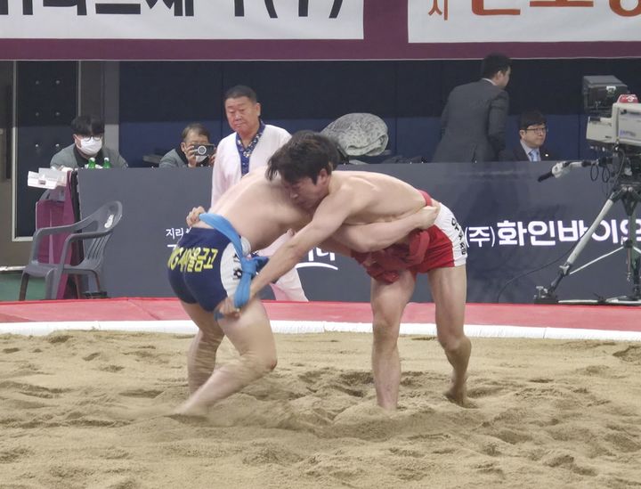 [문경=뉴시스] '2025 민속씨름 문경오미자장사씨름대회' 경기 장면 (사진=문경시 제공) 2026.07.28. photo@newsis.com *재판매 및 DB 금지