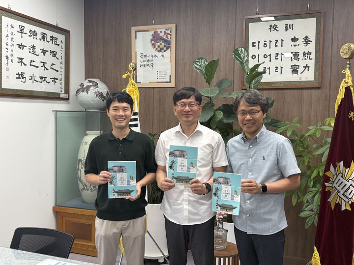 [전남광주=뉴시스] 광주일고 이규연 교장이 교장실에서 광주일고와 조선대가 공동개발한 광주근현대사1 교과서를 들고 기념사진을 촬영하고 있다. 광주일고 신지현(왼쪽부터) 역사교사·이규연 교장·김영주 교감. (사진=특별시교육청 제공) 2026.07.28. photo@newsis.com *재판매 및 DB 금지