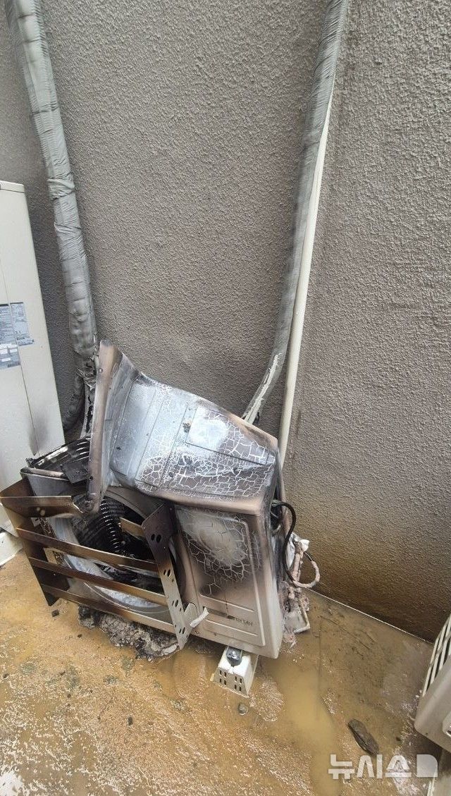 [시흥=뉴시스] 실외기 화재 현장.(사진=시흥소방서 제공). 2026.07.28. photo@newsis.com