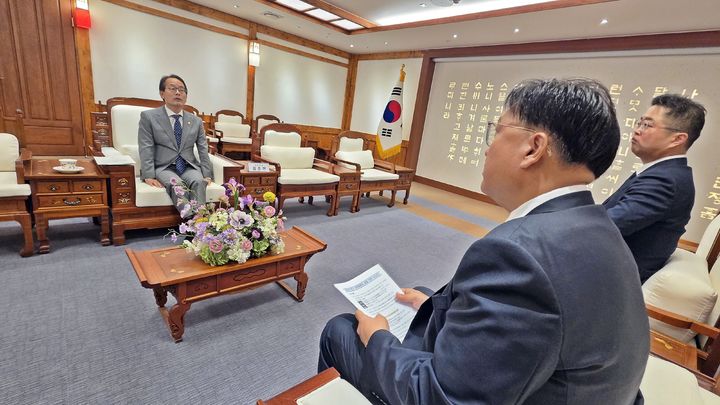 [세종=뉴시스] 송승화 기자 = 28일, 세종시청에서 대화하는 강준현(위) 더불어민주당 의원과 조상호 세종시장. 2026.07.28. ssong1007@newsis.com *재판매 및 DB 금지