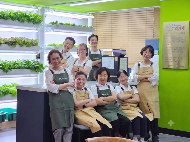 [서울=뉴시스] 성북구 치매안심센터, 초로기 치매 환자 돕는 ‘초록기억카페’ 개소. (사진=성북구 제공) 2026.07.28. photo@newsis.com *재판매 및 DB 금지