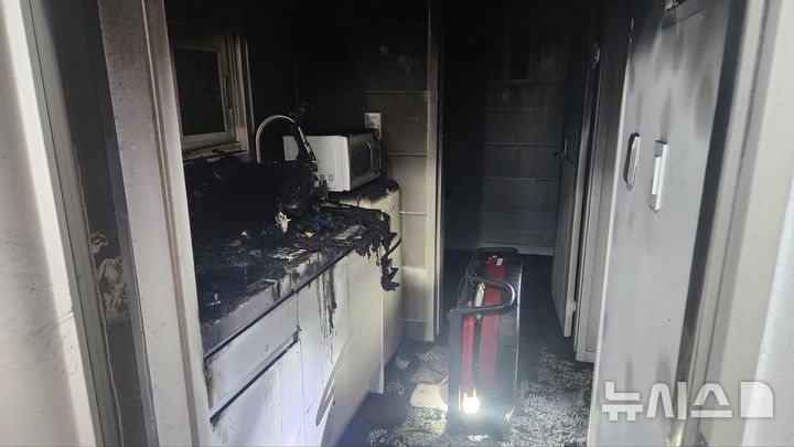 [제주=뉴시스] 27일 오후 제주시 구좌읍 소재 펜션에서 불이 나 소방당국이 대응하고 있다. (사진=제주소방안전본부 제공) 2026.07.27. photo@newsis.com