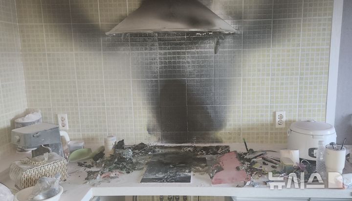 [제주=뉴시스] 27일 오후 제주시 구좌읍 소재 펜션에서 불이 나 소방당국이 대응하고 있다. (사진=제주소방안전본부 제공) 2026.07.27. photo@newsis.com