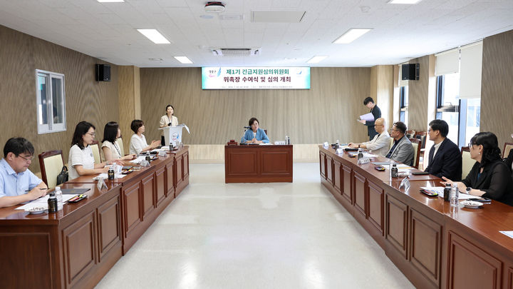 인천 영종구 제1기 긴급지원심의위원회 회의. (사진=영종구 제공) 2026.07.28. photo@newsis.com *재판매 및 DB 금지