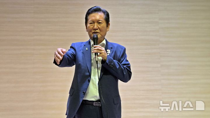 [세종=뉴시스] 송승화 기자 = 정청래 더불어민주당 대표 후보가 28일 세종시 해밀동 복합커뮤니티센터에서 세종시 당원들에게 인사말을 하고 있다. 2026.07.28. ssong1007@newsis.com