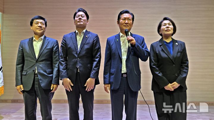 [세종=뉴시스] 송승화 기자 = 정청래 더불어민주당 당대표 후보가 지난 28일 세종시 해밀동 복합커뮤니티센터에서 열린 간담회에서 당원들에게 인사말을 하고 있다.왼쪽부터 이성윤 최고위원 후보,한민수 최고위원후보,정 당대표후보,최민희 최고위원후보. 2026.07.28. ssong1007@newsis.com