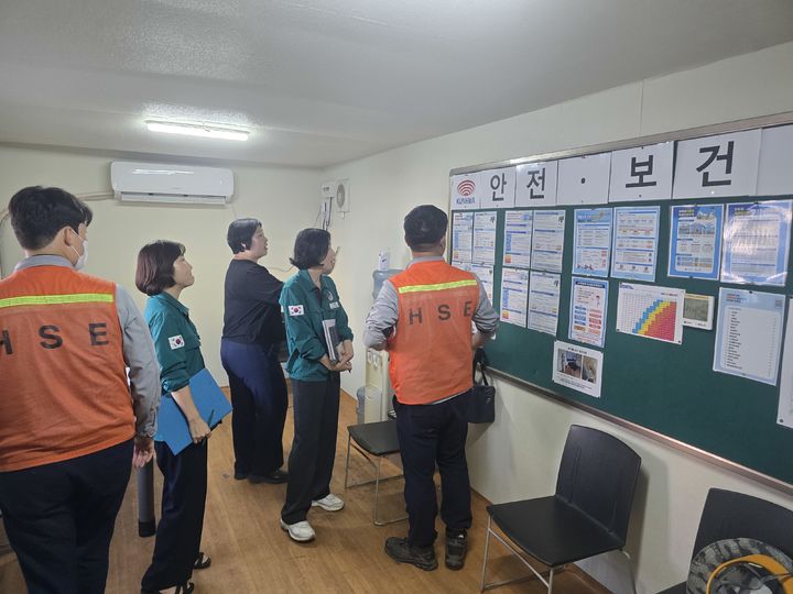 [거제=뉴시스] 신정철 기자= 경남 거제시가 7월 한 달 동안 연일 계속되는 폭염 속에서도 조선업 사업장을 찾아 노동자의 건강과 안전을 살피고 기업의 애로사항을 청취하는 등 지역 산업 현장의 든든한 지원군 역할을 하고 있다고 28일 밝혔다.사진은 거제시의 찾아가는 기업애로 현장상담장 운영 모습.(사진=거제시 제공).2026.07.28. photo@newsis.com *재판매 및 DB 금지