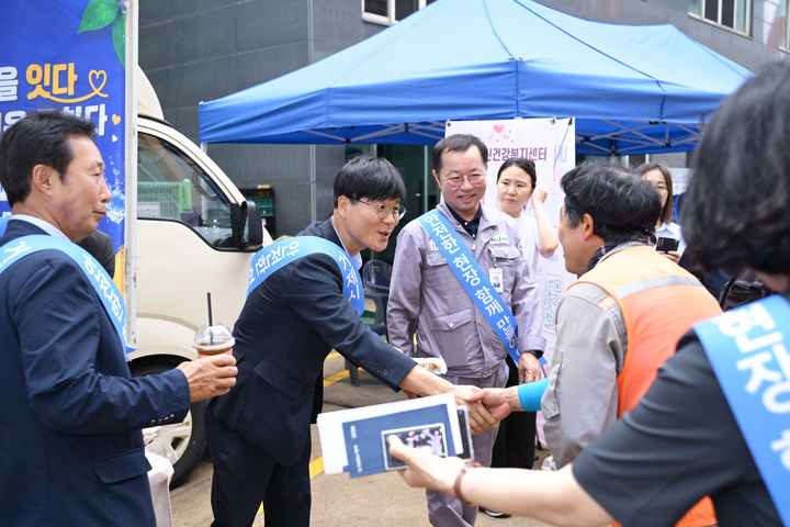[거제=뉴시스] 신정철 기자= 경남 거제시가 7월 한 달 동안 연일 계속되는 폭염 속에서도 조선업 사업장을 찾아 노동자의 건강과 안전을 살피고 기업의 애로사항을 청취하는 등 지역 산업 현장의 든든한 지원군 역할을 하고 있다고 28일 밝혔다.사진은 변광용 시장의 조선소 방문 모습.(사진=거제시 제공).2026.07.28. photo@newsis.com *재판매 및 DB 금지
