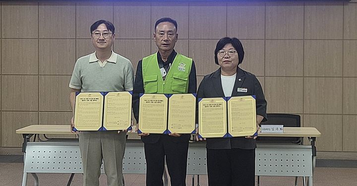 [창녕=뉴시스] 대합면 지역사회보장협의체와 지역자활센터가 업무협약을 체결하고 있다. (사진= 창녕군 제공) 2026.07.28. photo@newsis.com *재판매 및 DB 금지