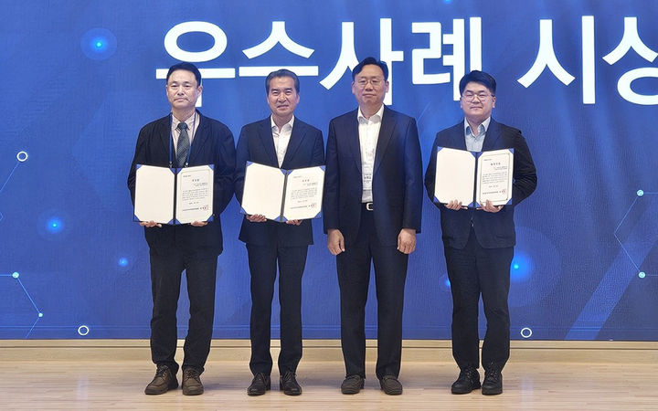 [대전=뉴시스] 우수사례 시상식에서 상을 받고 기념촬영하는 정철호 목원대 RISE사업단장. (사진=목원대 제공) 2026.07.28. photo@newsis.com *재판매 및 DB 금지