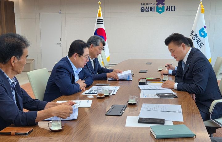 신용한 충북지사 만나 재정지원 요청하는 황규철(사진 왼쪽) 옥천군수(사진=옥천군 제공) *재판매 및 DB 금지