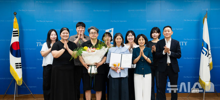 [전주=뉴시스]윤난슬 기자 = 전북 전주대학교는 한식조리학과 김수인 교수가 '전북 K-Food 스포츠 외교 홍보단장'으로 활동하며 전북의 국제 홍보에 기여한 공로로 전북특별자치도지사 표창을 받았다고 28일 밝혔다. (사진=전주대 제공) photo@newsis.com