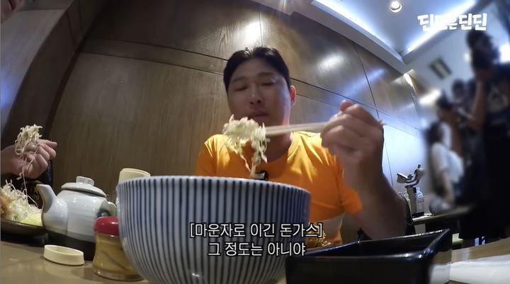 [서울=뉴시스] 래퍼 스윙스가 유튜브 채널 '딘딘은 딘딘'에 출연해 마운자로 투약과 체중 감량 계획에 대해 이야기하고 있다. (사진=유튜브 채널 '딘딘은 딘딘' 캡처)